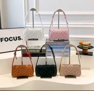 Focus shoulder bag